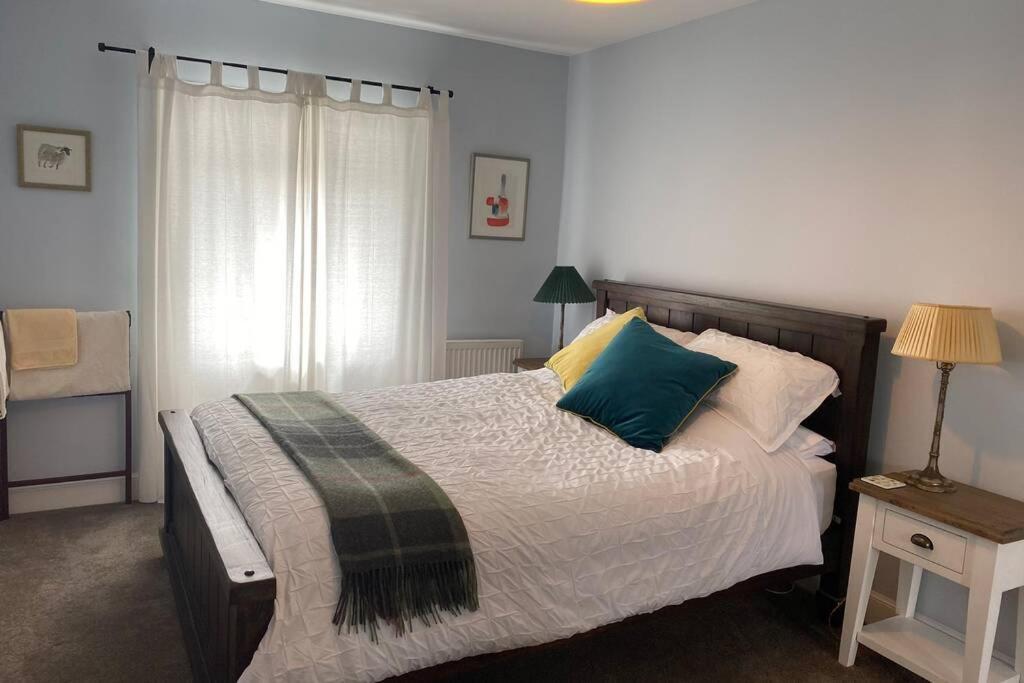 2x King Bedrooms, Private Living & Bathroom Apartment Thornhill (Stirlingshire)